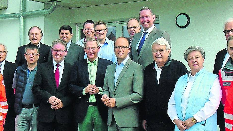  Der DRK-Kreisausschuss, angeführt von Landrat Peter Ottmann, hat jetzt die Begegnungsstätte Anrath am Kirchplatz im Rahmen einer Tagung besichtigt. 