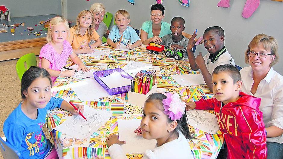 Betreuung in der Albert-Schweitzer-Schule: Die Kinder fühlen sich offensichtlich wohl mit ihren Betreuerinnen (von rechts) Rektorin Barbara Jansen, Silke Leutloff und Andrea Dors.