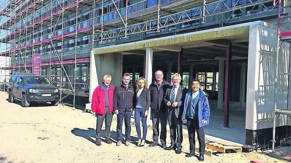  Am Neubau der SUMITOMO Electric Hartmetall Europazentrale an der Konrad-Zuse-Straße (von links) Heiner Schröder, Finanz- und Administrationschef, Bauleiter Dirk Steuber, Bauleiterin/Architektin Olga Gottschalk, Architekt Ralf Königshofen, Bürgermeister Josef Heyes und (General-)Geschäftsführer der SUMITOMO Electric Hartmetall, Alex Murayama. 
