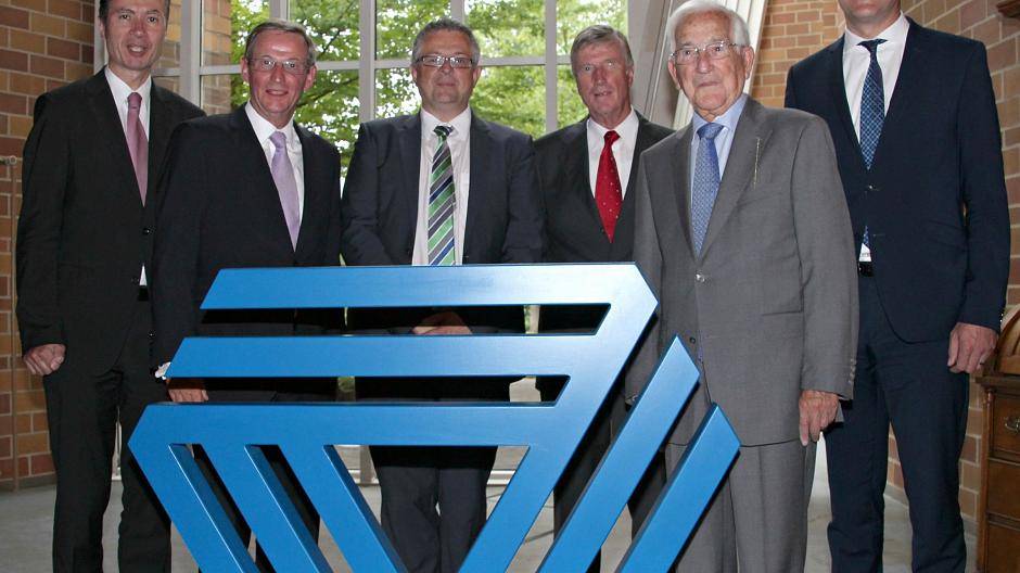 Im Forum präsentieren sich zum Festakt „40 Jahre Kreis Viersen“ (v.l.) LKT-Hauptgeschäftsführer Dr. Martin Klein, Landrat Peter Ottmann, Festredner Professor Dr. Peter M. Huber, Richter des Bundesverfassungsgerichtes, die ehemaligen Landräte Dr. Hans-Christian Vollert und Peter van Vlodrop sowie Kreisdirektor Dr. Andreas Coenen.