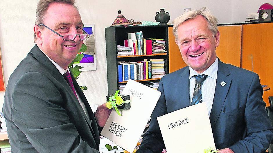  Gratulieren sich gegenseitig zum 40-jährigen Dienstjubiläum: der Kämmerer der Stadt Willich, Willy Kerbusch (links), und Bürgermeister Josef Heyes. 