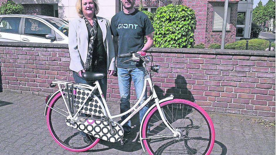  Unterstützen das Stadtradeln in Willich: Andrea Steffen (Stadtwerke Willich) und Mario Hausmann mit dem gesponserten Hauptgewinn. 