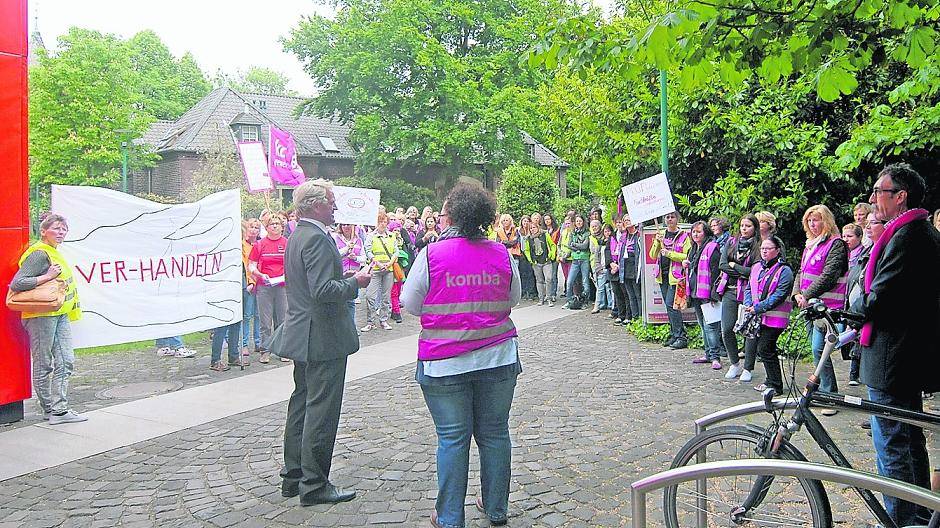  Fordern mehr Wertschätzung und bessere Bezahlung für ihre Arbeit: Die Komba hatte dies in einem Schreiben festgehalten, dass sie an Bürgermeister Josef Heyes übergeben haben. 