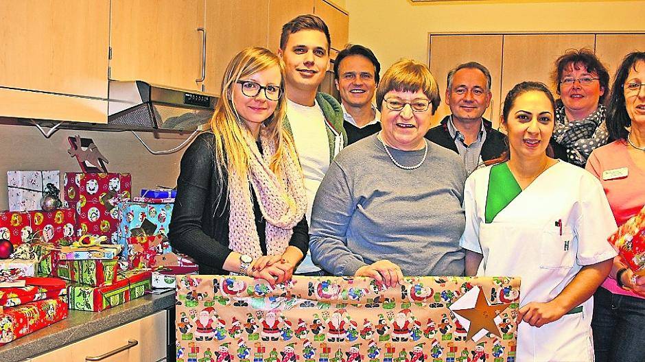 Im Bild von links: die ABE-Azubis Carina Spytek und Luca Duhme, ABE-Geschäftsführer Tom Geimer, Sigrid Völpel (Förderverein zugunsten krebskranker Kinder Krefeld), ABE-Geschäftsführer Björn Unfug, Schwester Özlin und Schwester Beate von der onkologischen Ambulanz, Psychologin Barbara Stüben.
