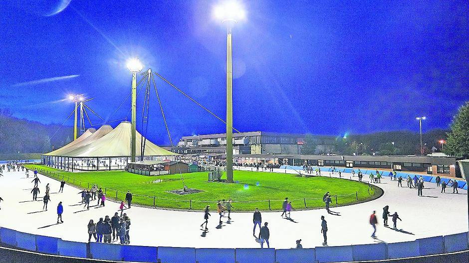 Der 400 Meter Freiluftring bietet gerade an kühlen Winterabenden viel Spaß beim Eislaufen. Außerdem bietet der EisSport &amp; EventPark eine tolle Atmosphäre.