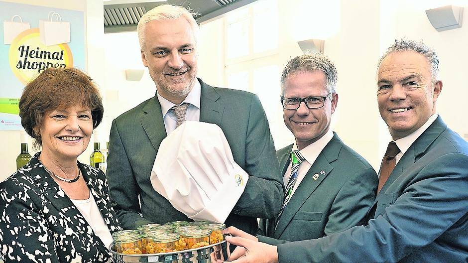  Meerbuschs Bürgermeisterin Angelika Mielke-Westerlage, IHK-Einzelhandelsausschuss-Vorsitzender Rainer Höppner (r.) und IHK-Hauptgeschäftsführer Jürgen Steinmetz (2.v.r.) mit NRW-Wirtschaftsminister Garrelt Duin beim Aktionstag „Heimat shoppen“. 