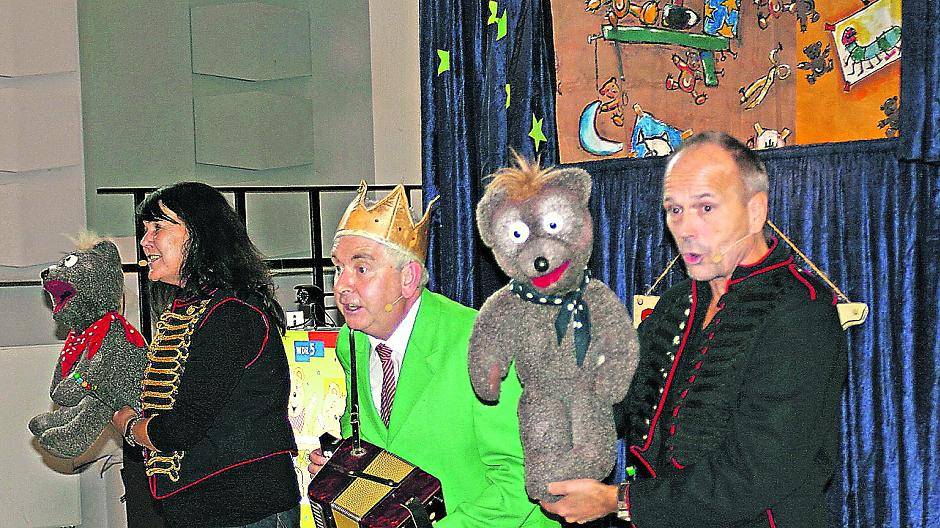 Dorothee Schmitz (Bär Johannes), Liedermacher Erwin Grosche und Heiner Kämmer (Bär Stachel) begrüßen das Publikum.