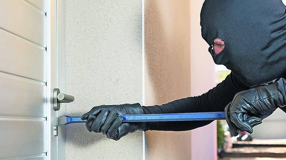 Einbrecher suchen gezielt Häuser und Wohnungen aus, wo das Entdeckungsrisiko gering ist. Sind Türen oder Fenster schlecht oder gar nicht gegen Einbruch gesichert, bedarf es oft weniger Sekunden, um einzudringen. Foto: vonovia / Fotolia.com