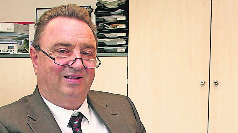 Kämmerer Willy Kerbusch mit dem Haushaltsplan 2016 der Stadt, der auf 648 Seiten Einnahmen und Ausgaben auflistet.