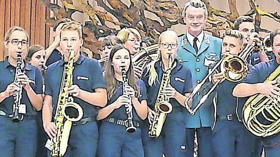  Die Musikgruppe bei Papstaudienz mit Weihbischof Heinrich Timmerevers (links) und Dr. Constantin Brandenstein Zeppelin (Mitte, Präsident des Malteser Hilfsdienstes). 