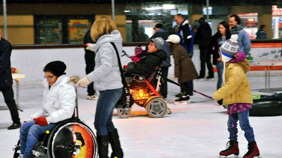 Beim „Spielfest auf dem Eis“ drehen Menschen mit und ohne Behinderung ihre Runden auf der Eisfläche.