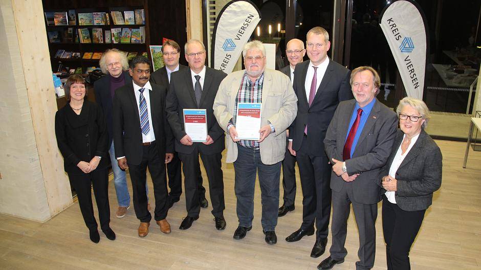 Preisträger und Jury in einer Reihe (v.l.): Prof. Dr. Veronika Fischer, Moderator Prof. Dr. Klaus-Peter Hufer, Jeyaratnam Caniceus, Peter Fischer, Eckhard Klausmann (3. Preis), Erich Giebmanns (1. Preis), Ingo Schabrich, Landrat Dr. Andreas Coenen, Bernd Bedronka, Birgit Koenen.