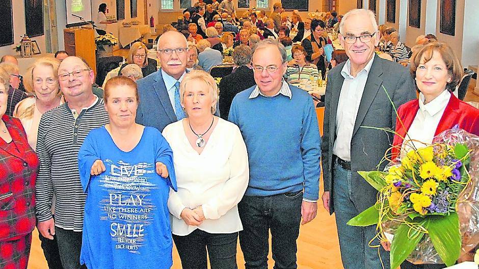 Bürgermeister Josef Heyes überreichte den in diesem Jahr ausgeschiedenen Mitarbeitern der Stadtverwaltung Heinz Coppus, Maria Erren, Angelika Hansen, Henny Hechler, Marlies Heinrichs, Heinrich Heyes, Karl-Heinz Penners, Gerd Steinig und Andrea Terkatz Blumen.