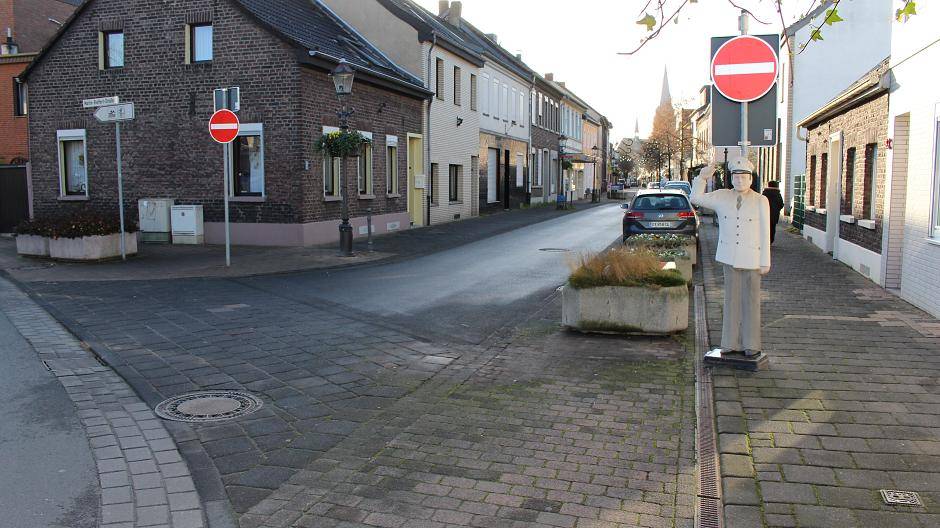 Man kann jetzt nicht mehr direkt über die Peterstraße Richtung Innenstadt und Katharina-Kirche fahren, sondern muss den kleinen Umweg über Friedrichstraße und Kaiserplatz nehmen.