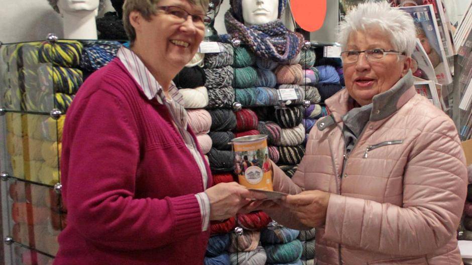 Ursula Pickartz (r.), ehrenamtliche Mitarbeiterin von action medeor, und Birgit Felder, Inhaberin von Schuffelen, unterstützen die Spendenkampagne „Notfallpakete für Menschen“.
