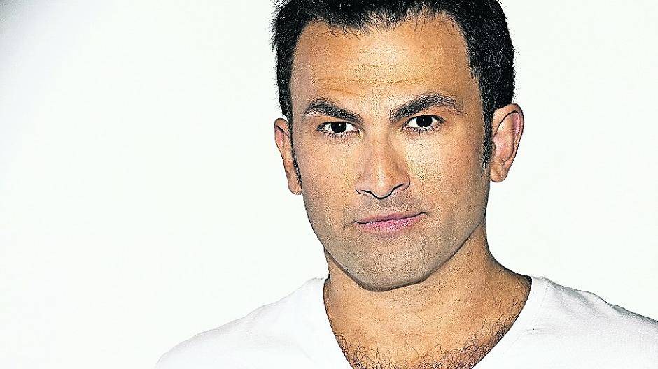  Fatih Çevikkollu präsentiert sein fünftes Solo-Programm in der Motte von Schloss Neersen. 