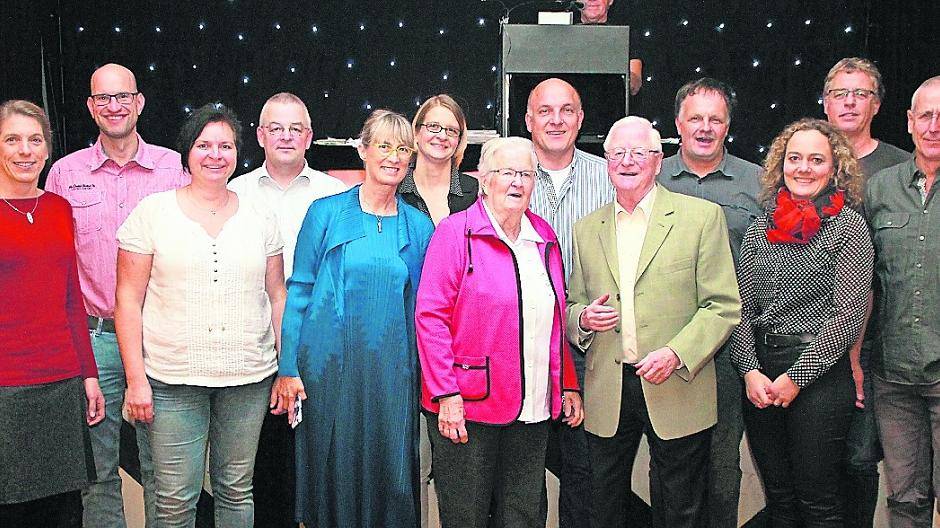  Ehemalige Aktive der Schwimmleistungsgruppe des SV Willich umrahmen die Gründungsmitglieder Ingrid und Max Großmann. 