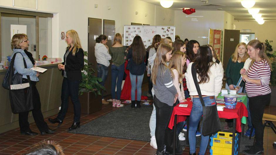  Schülerinnen und Schüler der Viersener Anne-Frank-Schule informierten sich beim HIV-Beratungstag im Kreisgesundheitsamt Viersen. An vier Stationen ging es um HIV, Ansteckungswege und Schutzmöglichkeiten. 