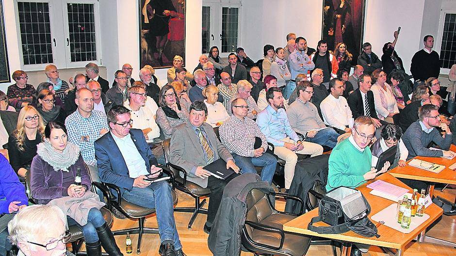Nur wer früh gekommen war, fand einen Sitzplatz. Viele Bürger mussten die fast zwei Stunden stehen, in denen über die geplanten Asylbewerberunterkünfte beraten wurde.