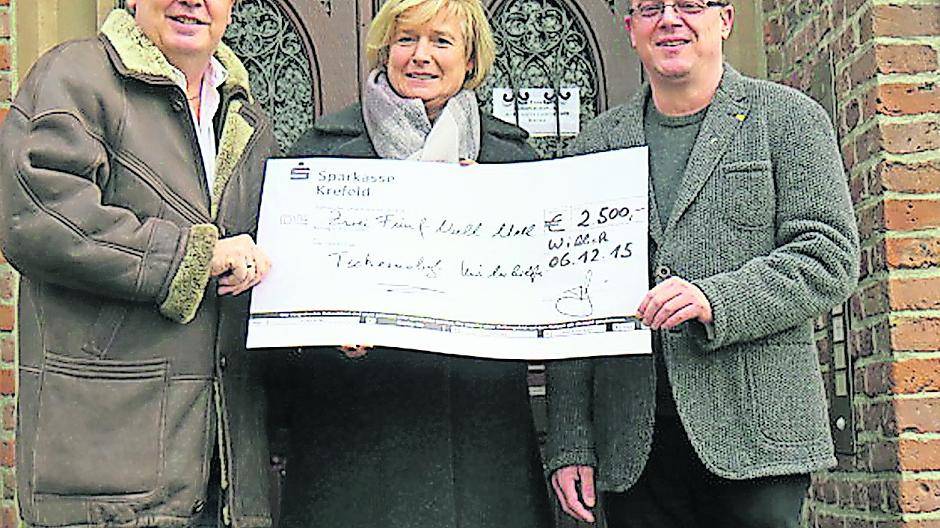  Peters Küppers (links) bedankt sich bei Marita Balczun (Mitte) und Pfarrer Jürgen Lenzen (rechts) für die willkommene Unterstützung der Arbeit der Tschernobyl Kinderhilfe Willich e.V. 