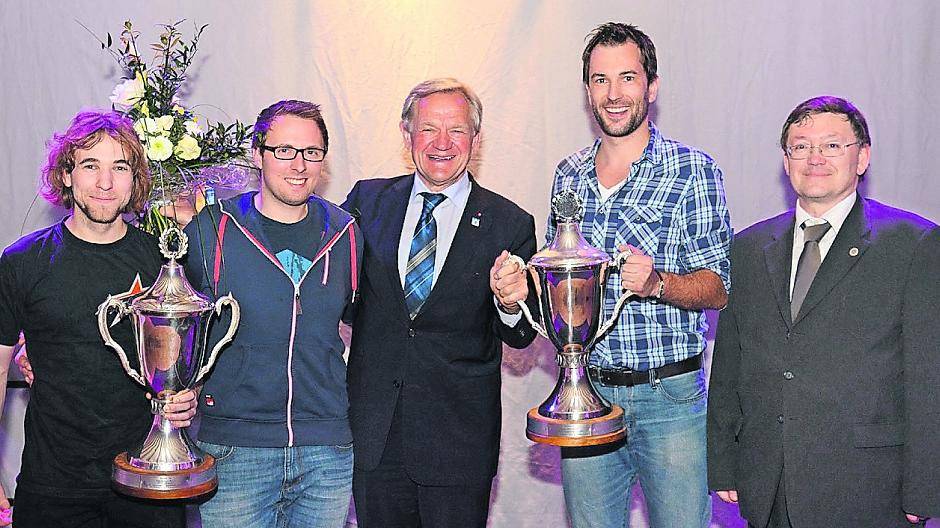 Bürgermeister Josef Heyes (mitte) und Joachim Broich, Vorsitzender des Stadtsportverbandes (rechts) mit den Mannschaftssiegern Marius Hermanns und Sven Holland-Moritz (zum zweiten Mal in Folge) und dem Einzelsieger Tim Jennen.