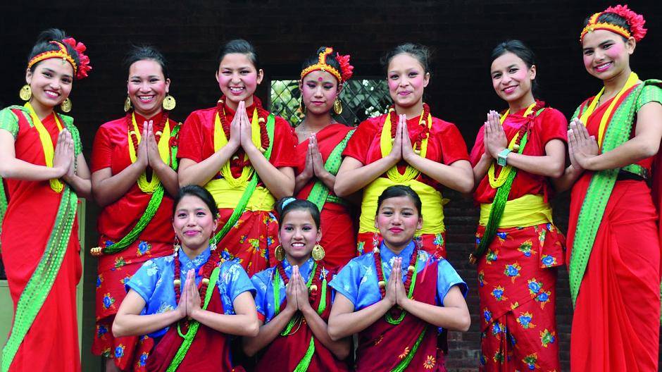 Zehn nepalesische Mädchen zeigen am 30. Oktober im Kreishaus ihre Tanzkünste.