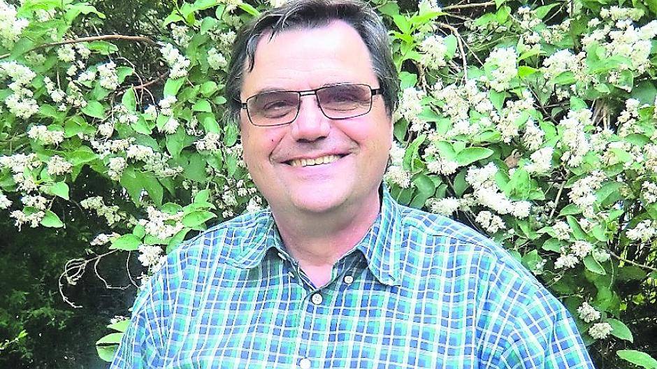 Walter Arretz mit der neuesten Ausgabe des Heimatboten.