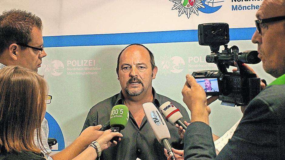 Ingo Thiel, vielen noch bekannt als erfolgreicher Ermittler im Mordfall Mirco, leitet die Ermittlungen. Er stellte sich jetzt den Fragen der Medien und gab Auskunft über den aktuellen Stand der Ermittlungen.