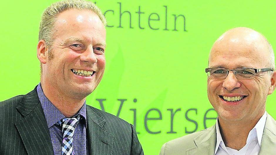 Die beiden Geschäftsführer Kim Holger Kreft (links) und Dr. Thomas Axer freuen sich über die Auszeichnung des AKH.