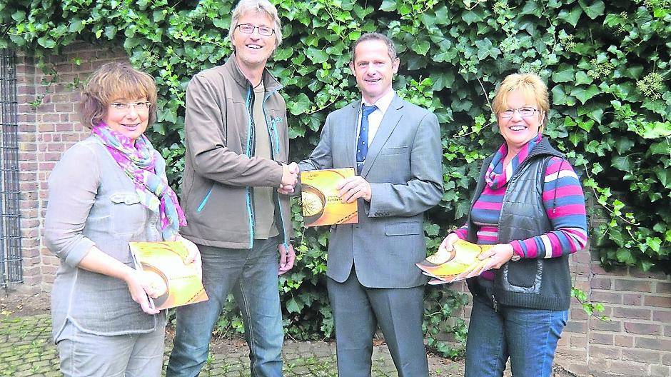  Claudia Schinken, Joachim Hambücher, Bürgermeister Michael Pesch und Dietlind Bielefeld stellten jetzt die neue Familienkompass-Auflage vor. 