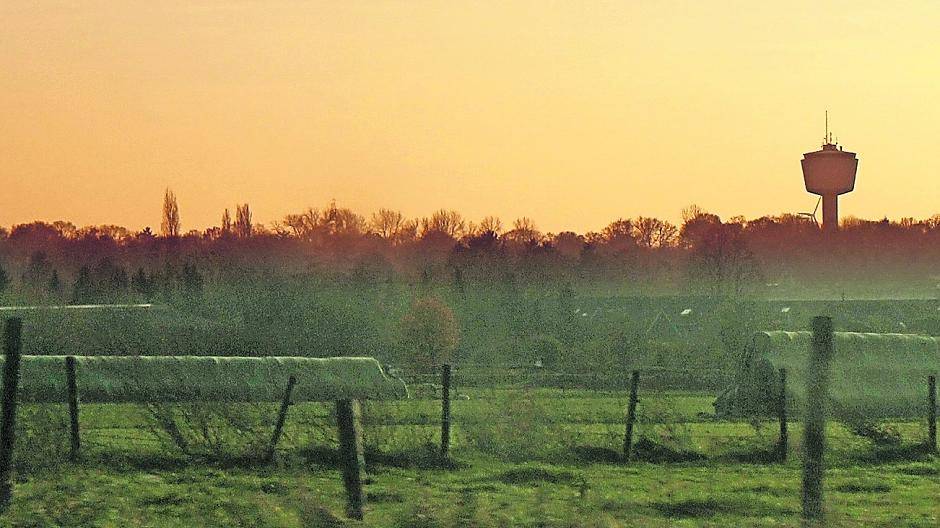 Von weitem sichtbares Wahrzeichen: Die Windrose in Dülken in der Abenddämmerung.