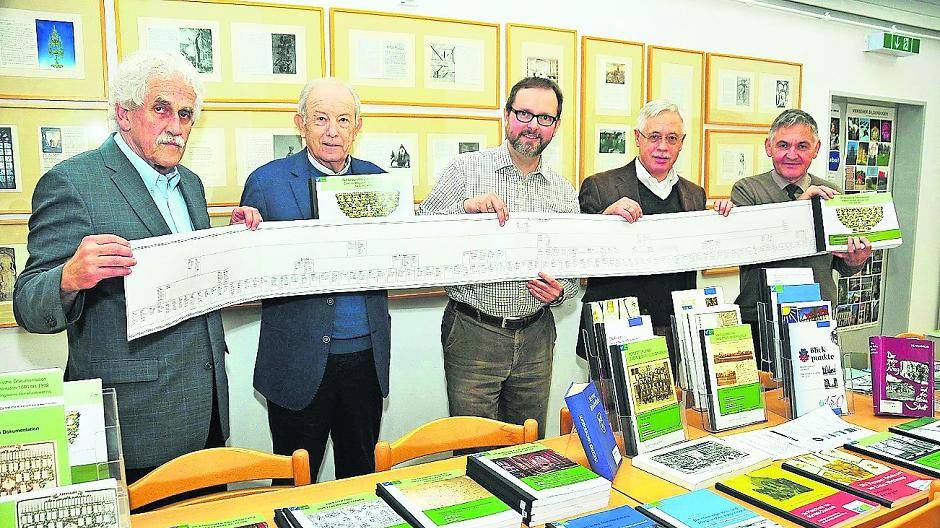 Präsentieren einen Auszug aus der „Genealogischen Dokumentation Dülken“ (v.l.): Wilfried Kluß und Hans Maaßen vom Arbeitskreis Familienkunde im Verein für Heimatpflege Viersen, Stadtarchivar Marcus Ewers, Erster Beigeordneter Dr. Paul Schrömbges und Autor Dr. Karl Thoer.