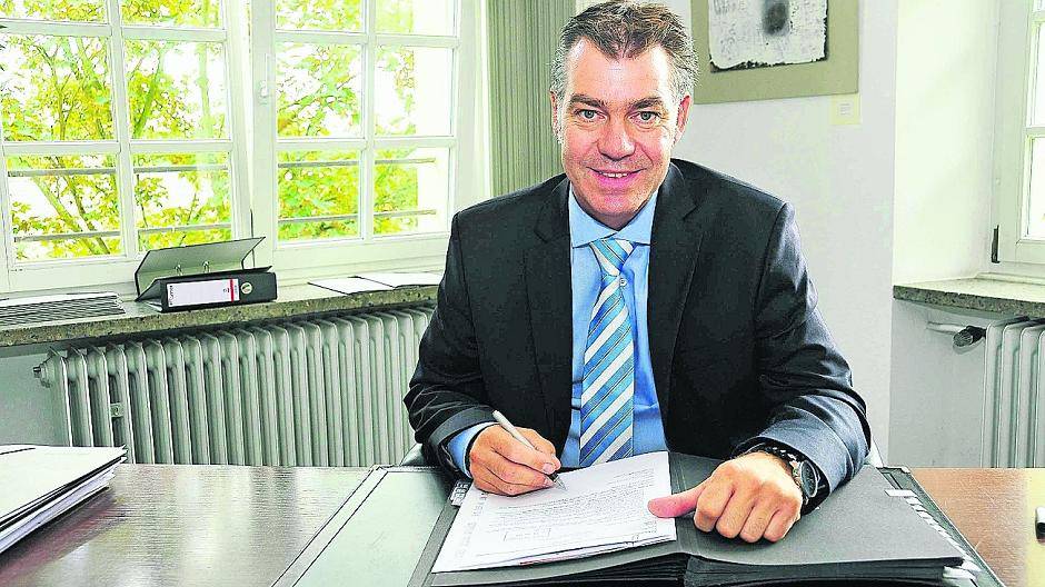  Frank Gellen sitzt am Bürgermeister-Schreibtisch. Derzeit gilt es, viele Gespräche zu führen, zuzuhören sowie Menschen und Einrichtungen kennenzulernen. 