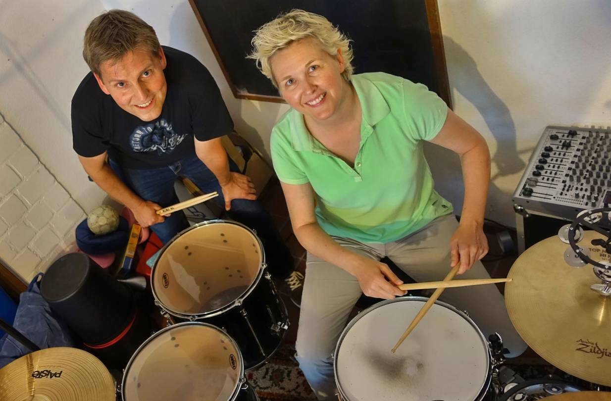 Einmal Trommelwirbel gefällig: Klaus Rotering von „ups - die band“ zeigt Redakteurin Claudia Ohmer, wie es geht.