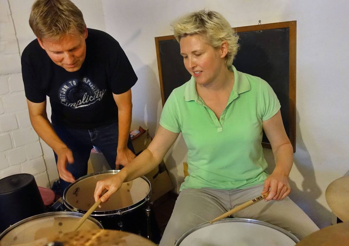 Immer locker im Handgelenk bleiben und Hand und Fuß auch über Kreuz koordinieren.