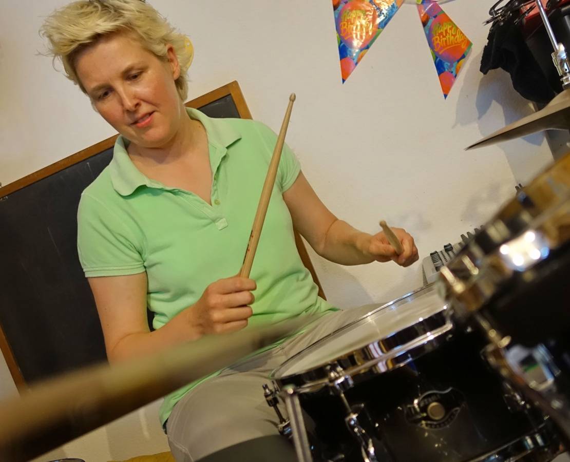  Mit den Sticks werden auf Tomtom, kleiner Trommel, Hi-Hat und weiteren Becken Töne erzeugt. 