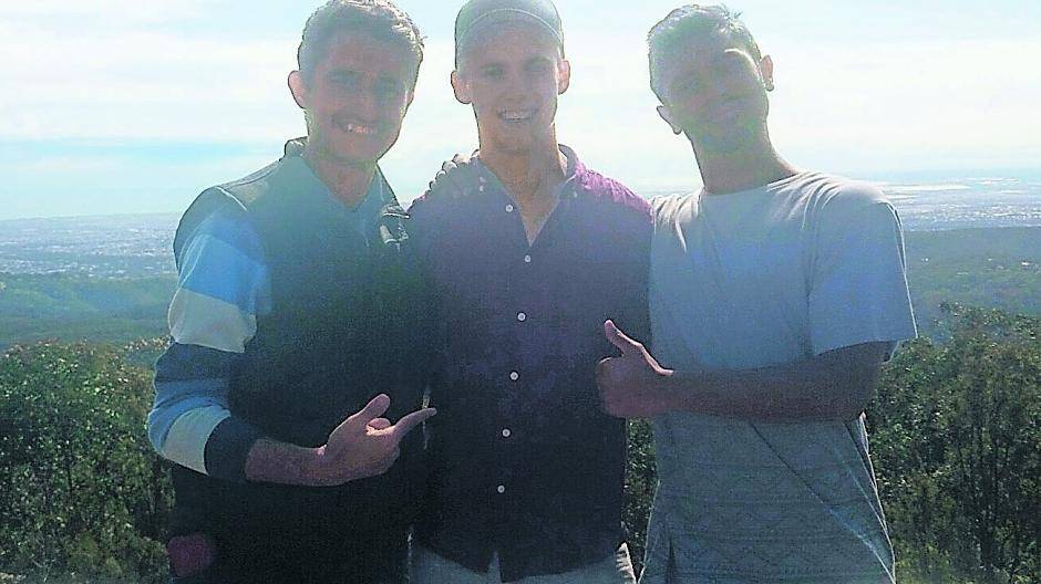 Mohammed Ali- Ameri, Lucas Zohlen und Suresh Packiry am höchsten Punkt von Adelaide.