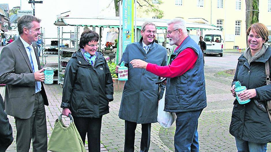 Landrat Peter Ottmann (3.v.r.), Brüggens Bürgermeister Frank Gellen (2.v.l.) und Judith Zybell von der Gemeinde Brüggen sammeln auf dem Brüggener Wochenmarkt am Nikolausplatz für die Kriegsgräberfürsorge. Die Sammlung läuft kreisweit bis 16. November.