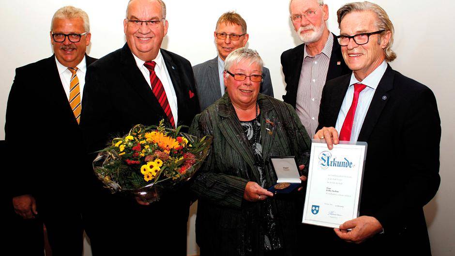  Bürgermeister Günter Thönnessen (r.) überreichte Erika Zachau am Dienstag die Stadtplakette in Bronze. Als Vertreter des Rates gratulierten außerdem Alfons Görgemanns, Erhard Braun, der stellvertretende Bürgermeister Hans-Willy Bouren und Wolfgang Dörenkamp (v.r.n.l.). 
