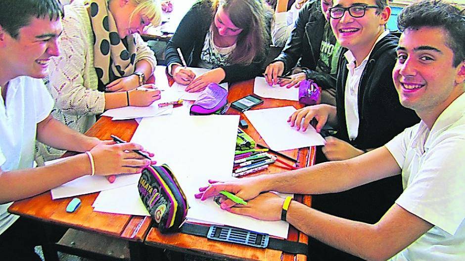  Deutsche und türkische Jugendliche erarbeiten ein gemeinsames Märchen mit Merkmalen beider Kulturen. 