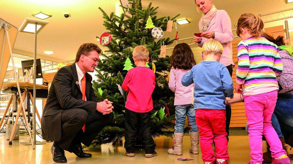 Filialleiter Frank Josten freut sich über den gelungenen Weihnachtsbaum in der Viersener Filiale, der Wünsche erfüllen soll.