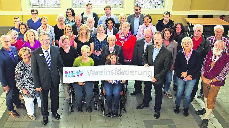  Vereinsmitglieder aus dem Kreis Viersen sowie Ralf Poll, Geschäftsführer der NEW Niederrhein Energie und Wasser GmbH (erste Reihe, links), und Daniel Pelzer, Abteilungsleiter Marketing NEW AG (erste Reihe, rechts) bei der Übergabe der Förderung. 