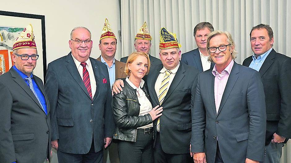  Kanzler Dirk Mangold, Vize-Bürgermeister Hans-Willi Bouren, Alice van der Crabben, Eric Tillmanns und Bürgermeister Günter Thönnessen. Im Hintergrund der Vorstand des Festausschusses mit Walter Schmitz, Frank Schiffers, Elmar Ortha und Ulrich Dahm. 