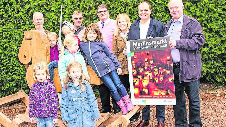  Die Organisatoren des Martinsmarkt - Citymanagement, Werbering und Service-Clubs - freuen sich auf das Event am 8. und 9. November mit neuem „Hingucker“, dem Holzschaukelpferd der Schreinerei Kitschen. 