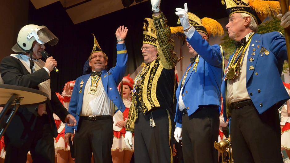 Bürgermeister Frank Gellen (links) kam mit Schutzhelm, Prinz Karl I. freute sich über seine Inthronisierung.