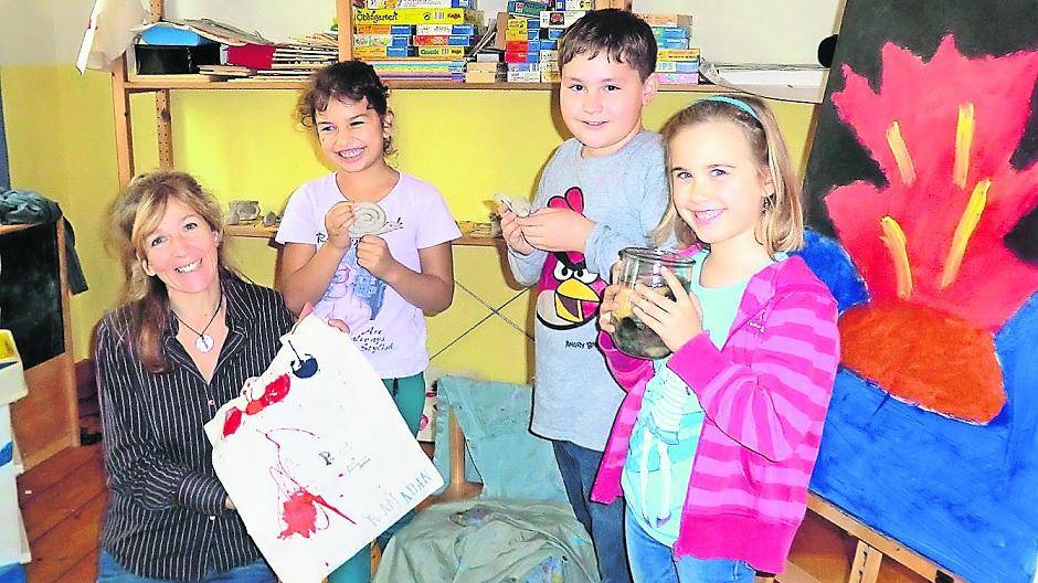 Ilona Friedrich, Rüveyda, Simon und Mila (v.l.) präsentieren die tollen Bastelergebnisse.