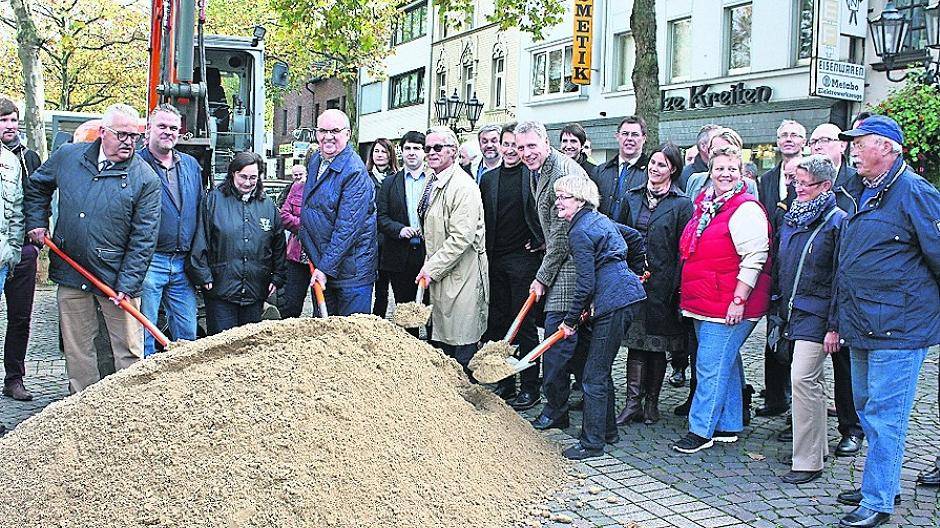 Der symbolische erste Spatenstich mit Bürgern aus der Südstadt.