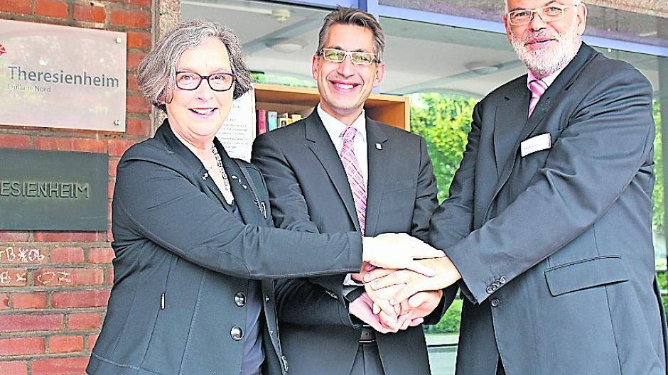 Neue starke Partner (v.l.): Christa Bruns (operative Geschäftsführerin St. Augustinus-Seniorenhilfe), Thilo Spychalski (Geschäftsführer St. Augustinus-Kliniken) und Josef Heinemann (Leiter der Stiftung Theresienheim).