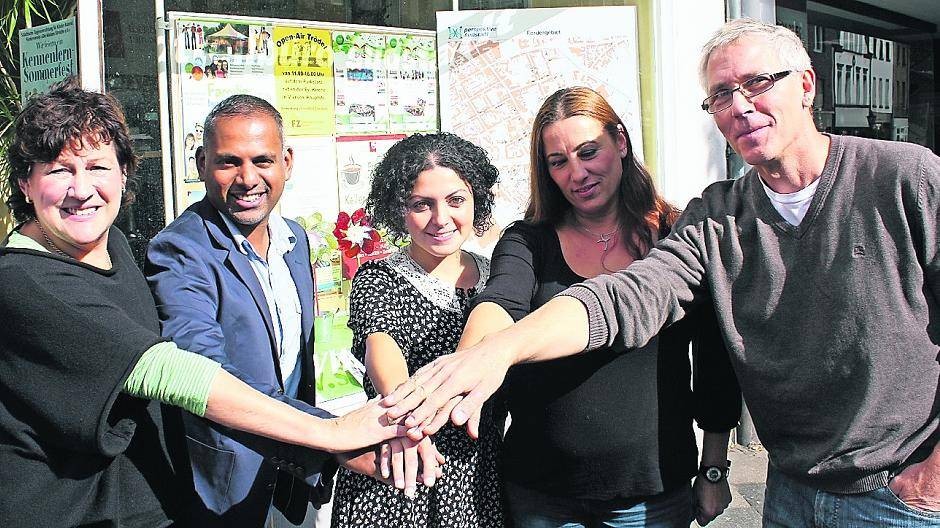 Ursula Geider (Diakonie), Mohan Kanagasabai (Koch), Eda-Dogan Akdogan (Integrationsfachkraft der Stadt Viersen), Angeliki Asimakopoulou (Diakonie) und Peter Hohlweger (Leiter des Südstadtbüros) (v.l.) freuen sich auf die Interkulturelle Woche.
