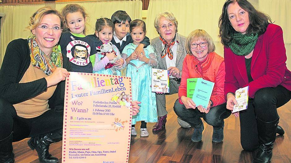  Ruth Walter (l.), Leiterin Katholisches Forum, stellte mit Walburga Watzlawik, Brigitte Lück und Sigrid Richter vom Katholischen Forum das Programm für das Jahr 2015 vor. Mit dabei: Die Kindertanzgruppe aus dem Forum-Kurs in Zusammenarbeit mit einer Viersener Tanzschule. 